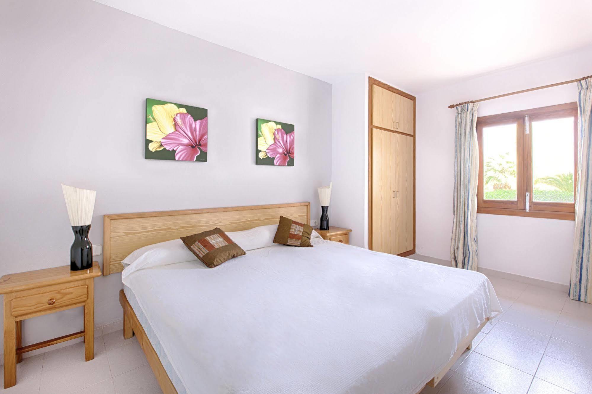 Apartamentos Colomar Santa Eularia des Riu Dış mekan fotoğraf
